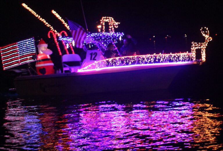 Boat parade draws happy holiday crowd