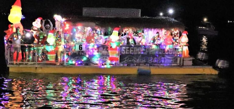 Boat parade draws merrymakers to pier