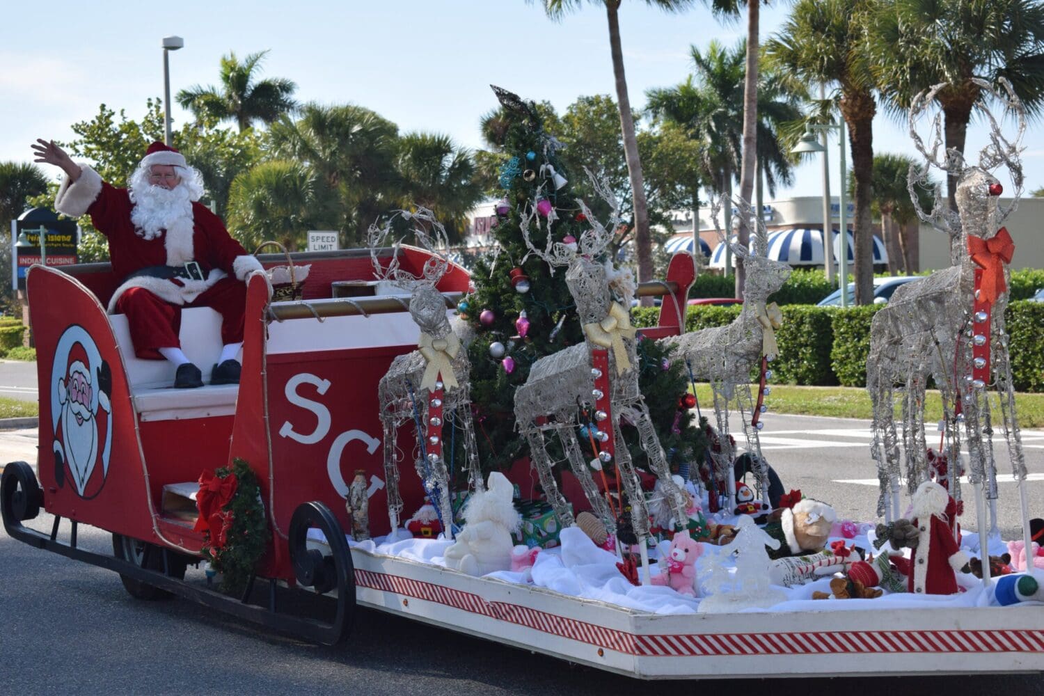 Ami Christmas Parade 2022 Ringing In The Holiday Season, Island-Style - Ami Sun
