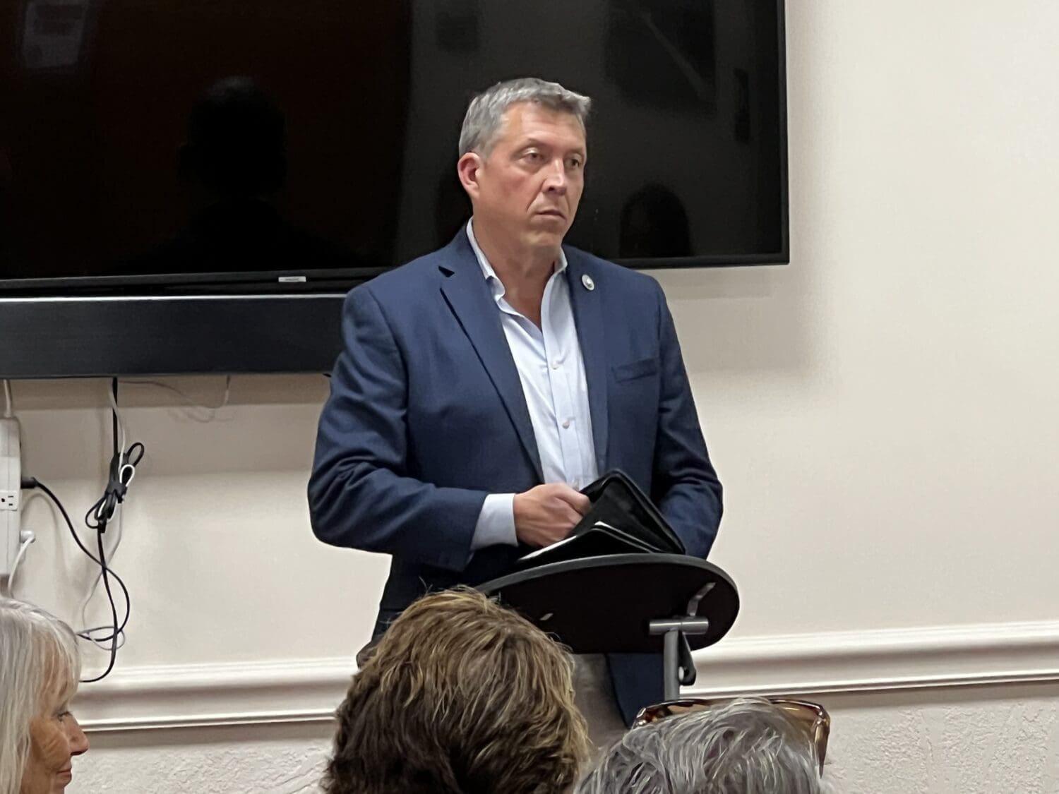 Kruse talks beach parking, Island consolidation