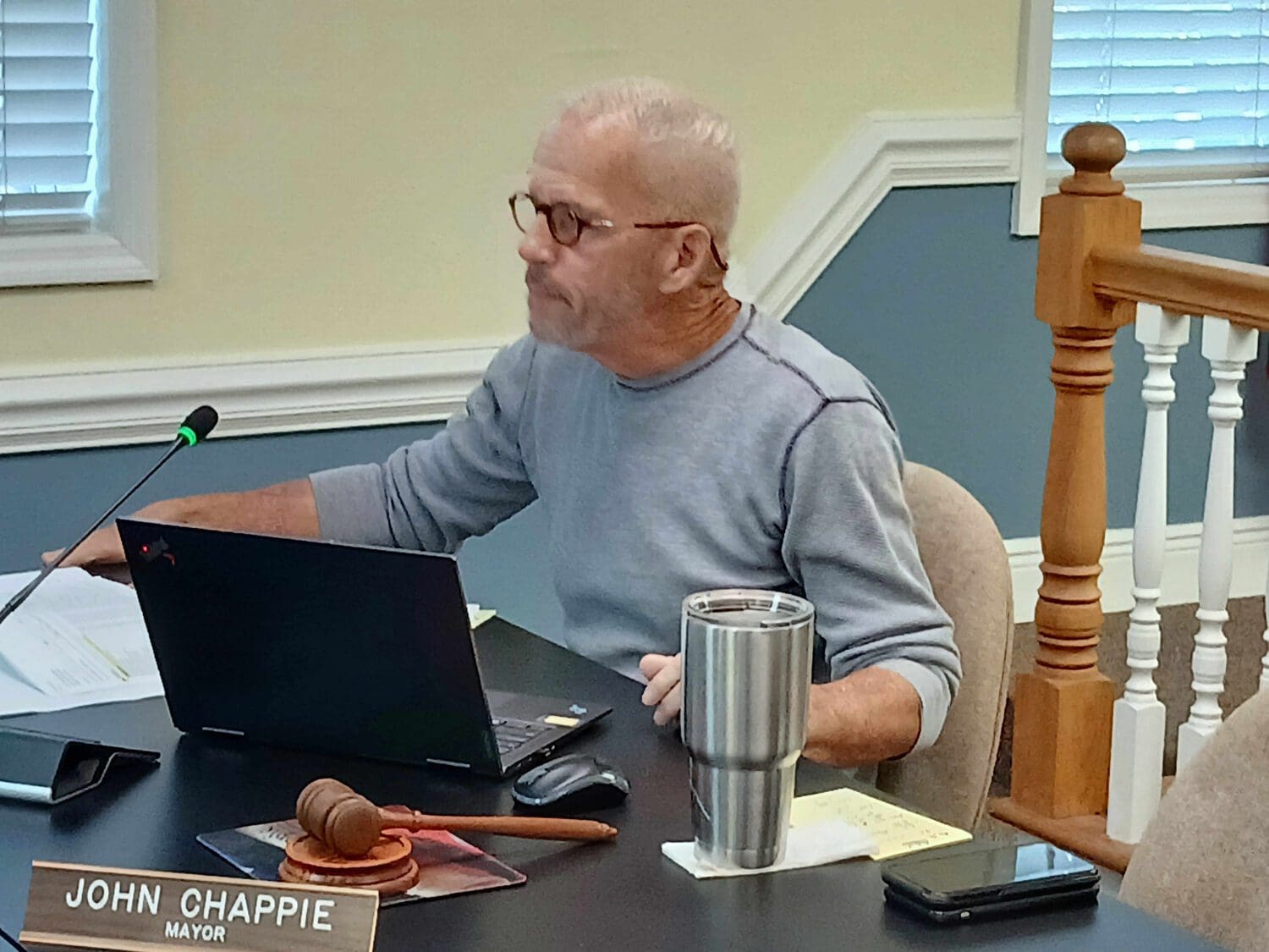 County administrator seeks favor from mayor